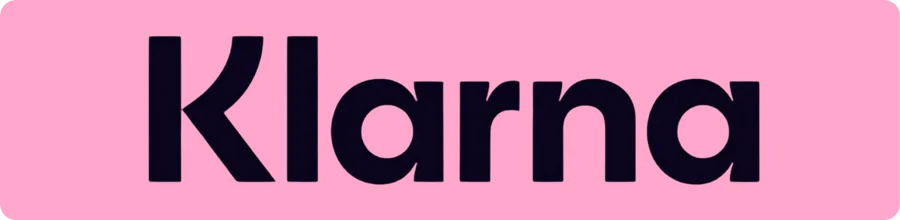 Scritta “Klarna” in nero su sfondo rosa chiaro, caratteri grandi e stilizzati.